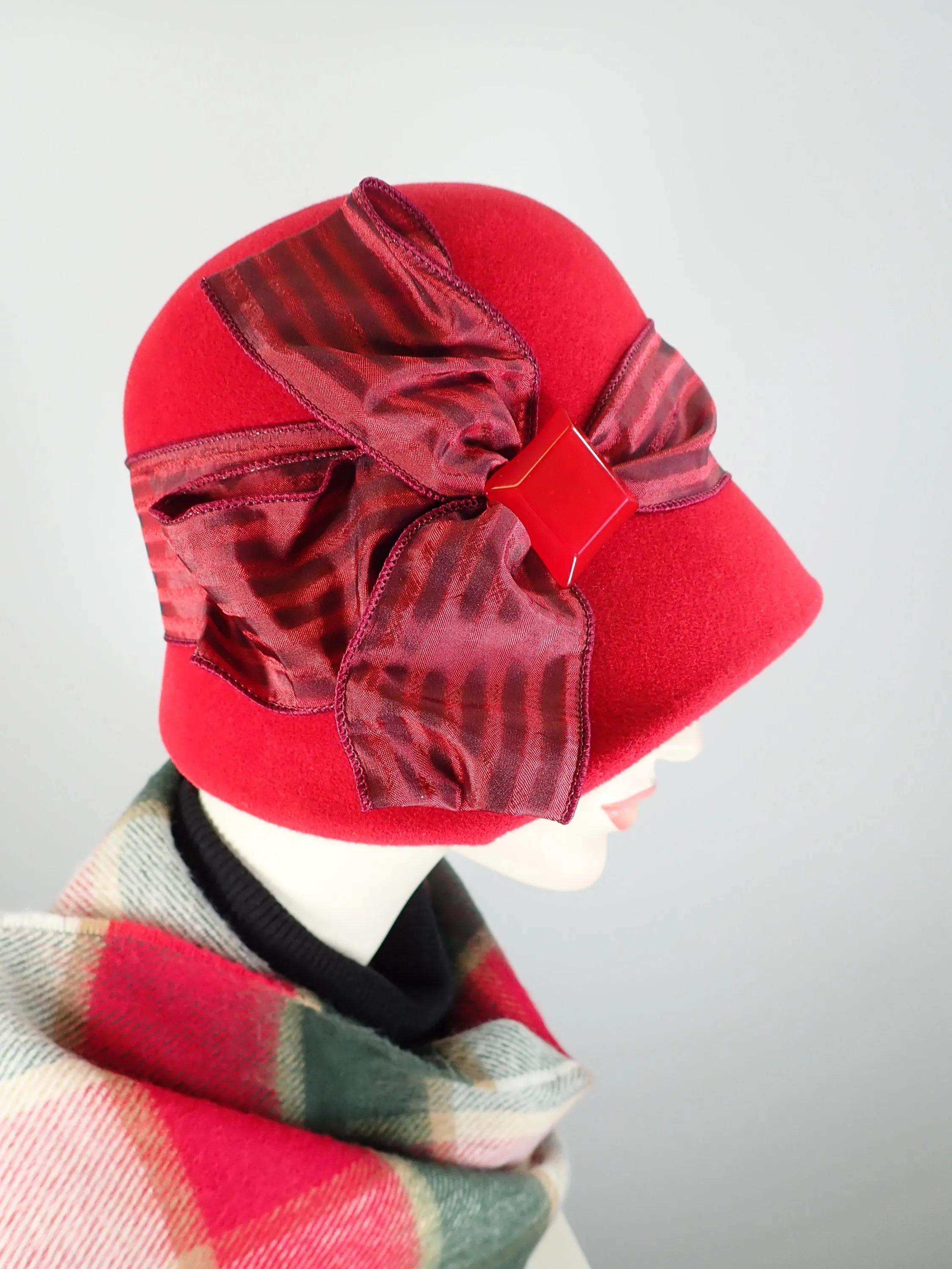 Womens red cloche winter felt hat. 1920s style Hat. Downton Abbey hat. Ladies stylish Flapper Hat. Classic Retro hat women.