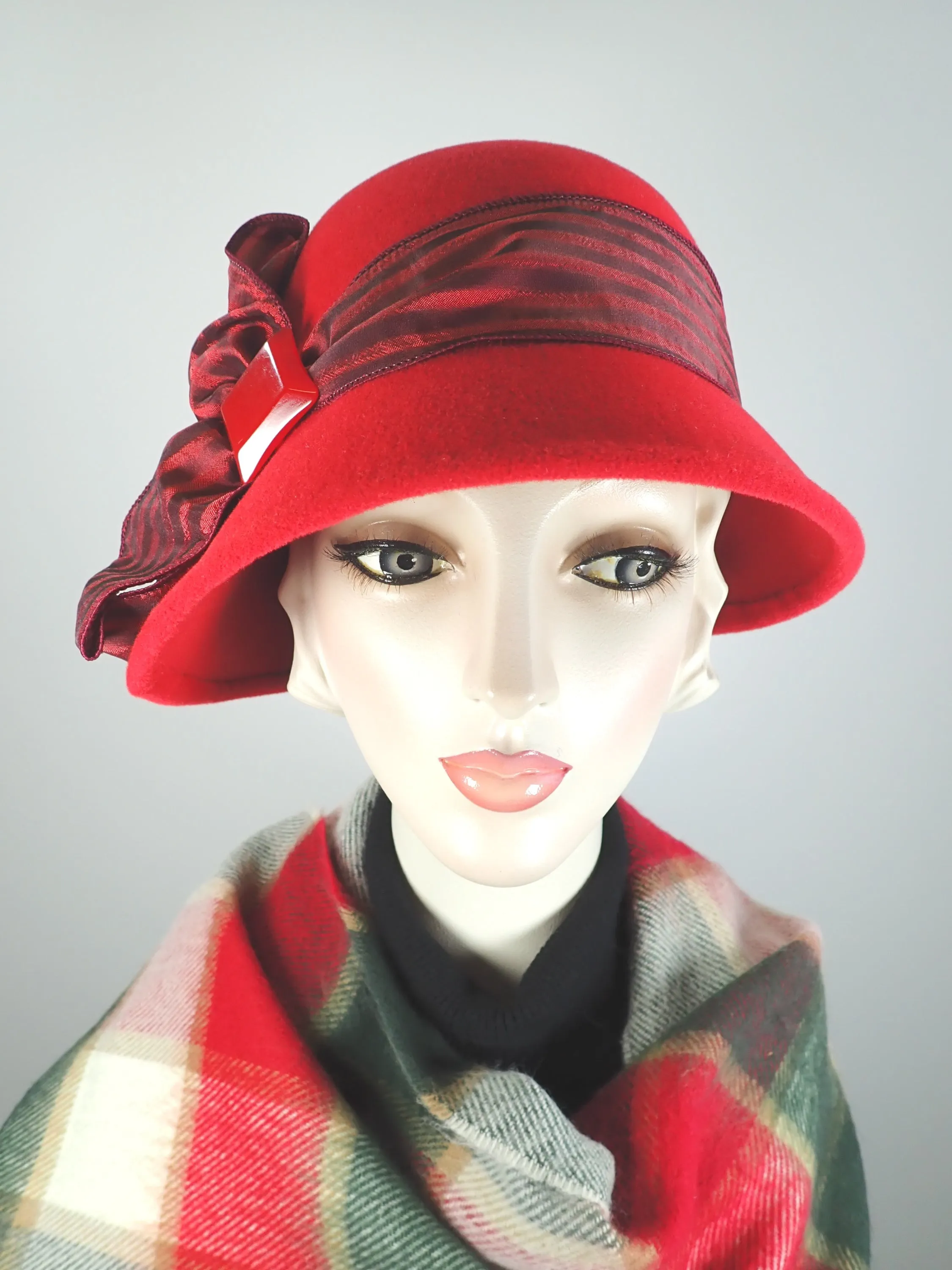 Womens red cloche winter felt hat. 1920s style Hat. Downton Abbey hat. Ladies stylish Flapper Hat. Classic Retro hat women.