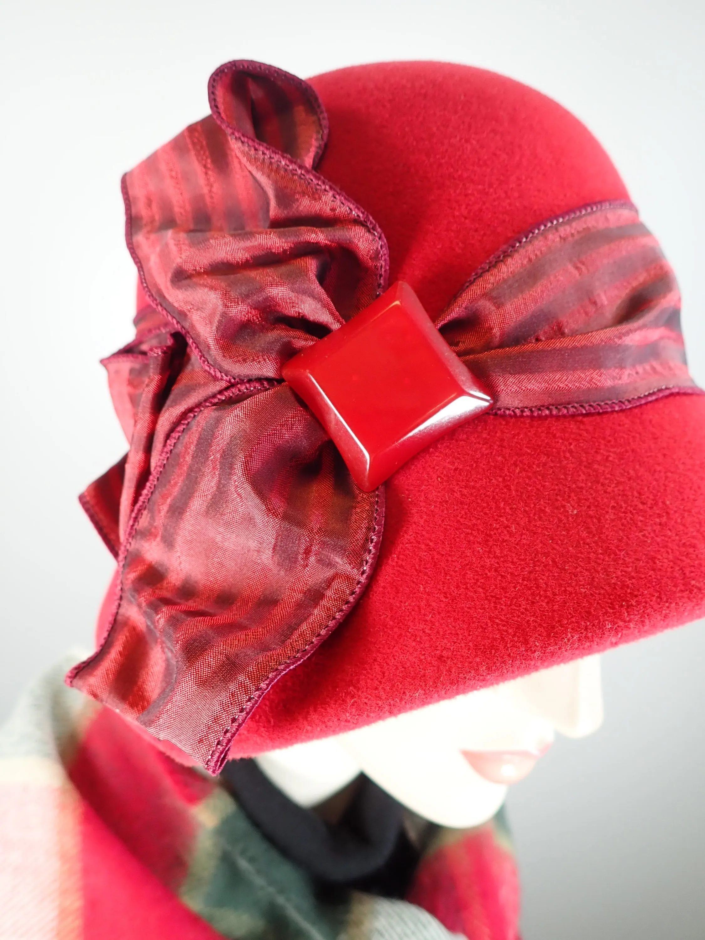 Womens red cloche winter felt hat. 1920s style Hat. Downton Abbey hat. Ladies stylish Flapper Hat. Classic Retro hat women.